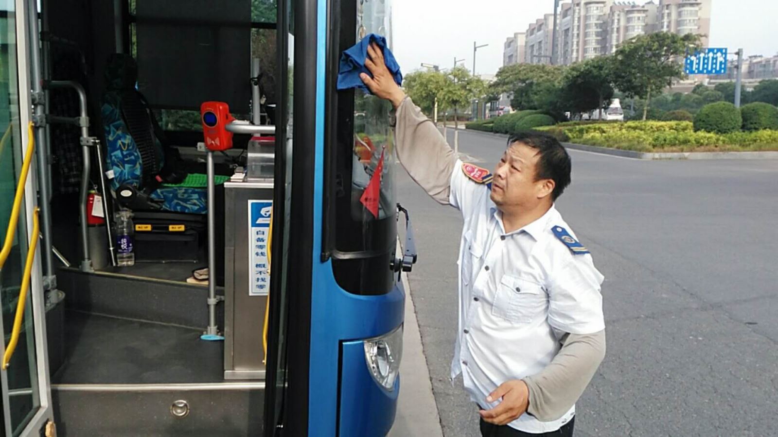公交集团海通公司18路驾驶员杜徐峰送还乘客手机受表扬